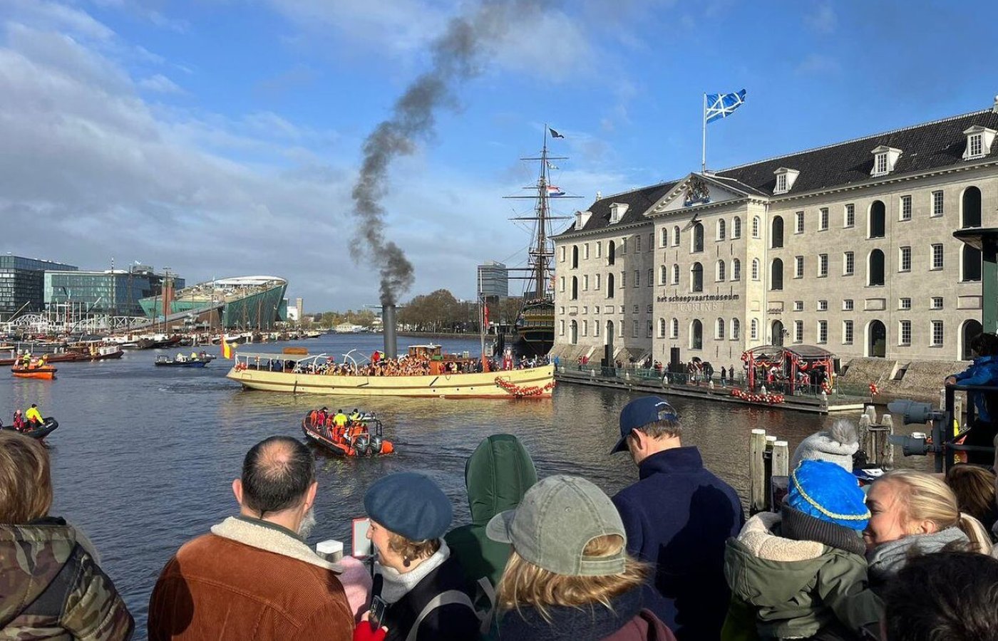 Aankomst van de Sint bij het Scheepvaartmuseum tijdens de intocht van Sinterklaas