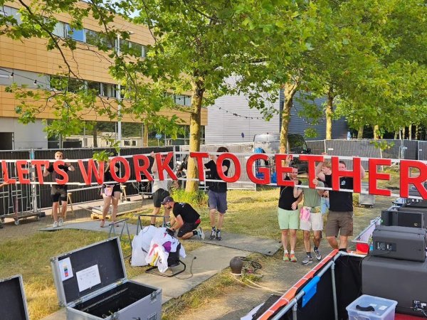 Opbouw van de belettering voor de Botenbouwers-boot tijdens Canal Parade