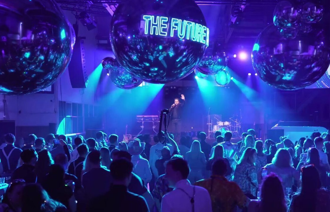 25-jarig jubileumfeest van FITZ, met neonlicht 'The Future!' en discoballen