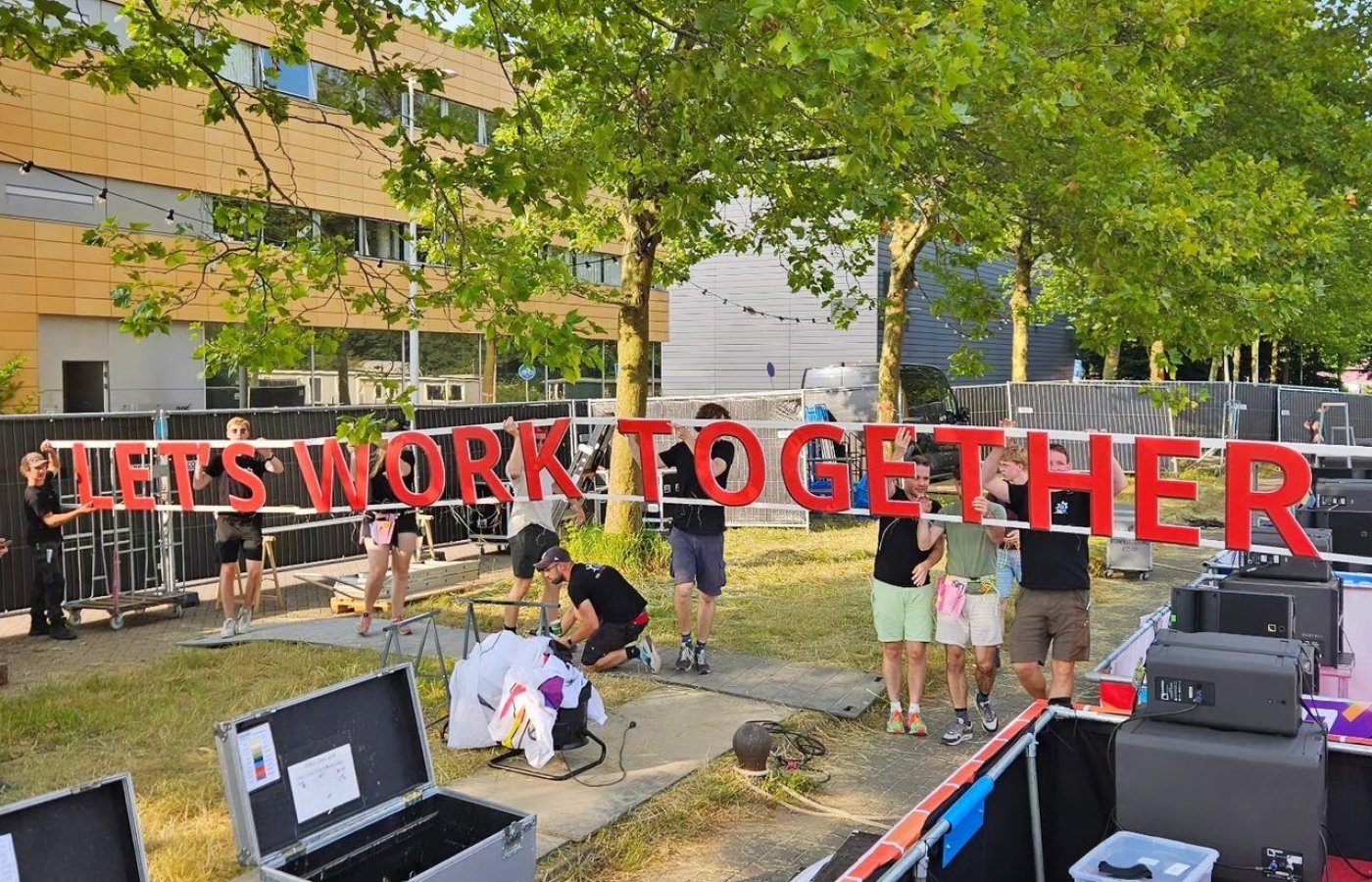 Opbouw van de belettering voor de Botenbouwers-boot tijdens Canal Parade